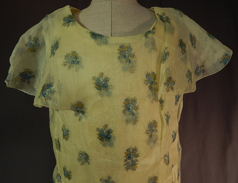 Vintage Girls Yellow Organdy Blue Floral Print Capelet Drop Waist Dress & Slip
This charming child's girls party dress has a loose fitting drop waist style, with a shawl collar capelet, sleeveless, short flared skirt, shoulder snap closures and is sheer, unlined. 