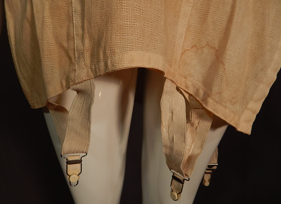 Unworn Vintage Roaman's Plus Size 40 Corselet Girdle Garters NWT
There are a few faint small water spot stains (see close-up).
