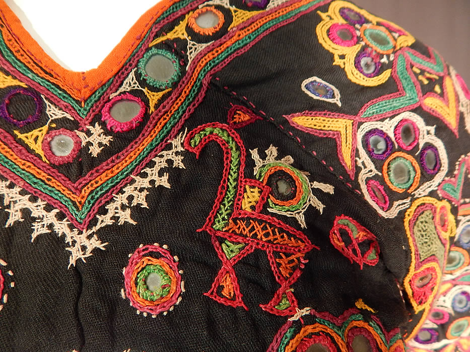 Vintage Indian Gujarati Kutch Work Embroidered Mirror Choli Boho Blouse Top
This stunning traditional handmade hand embroidered fitted, short cropped choli boho blouse top has an open back with two adjustable back tie strap closures at the neck, waist and is fully lined in a green and yellow floral print cotton fabric inside. 