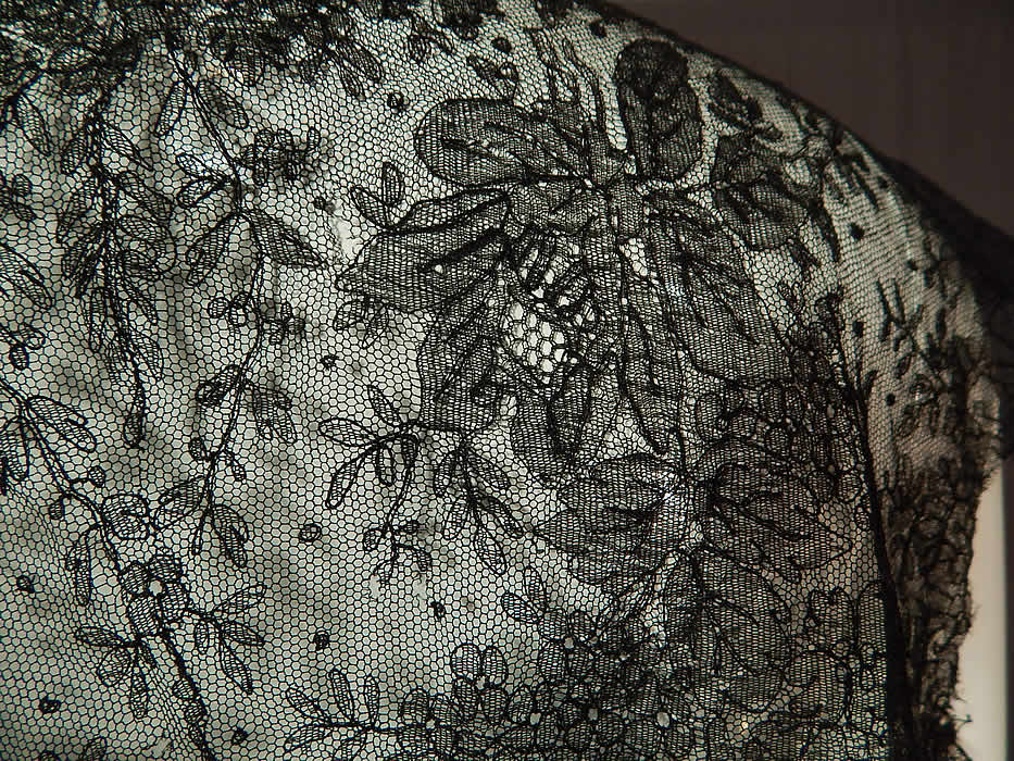 Victorian Antique Black Chantilly Lace Shawl Sleeveless Vest Jacket Top
It is in good condition, with only a tiny frayed hole on the back neck and side (see close-up). This is truly an exquisite piece of antique Victoriana lace art!