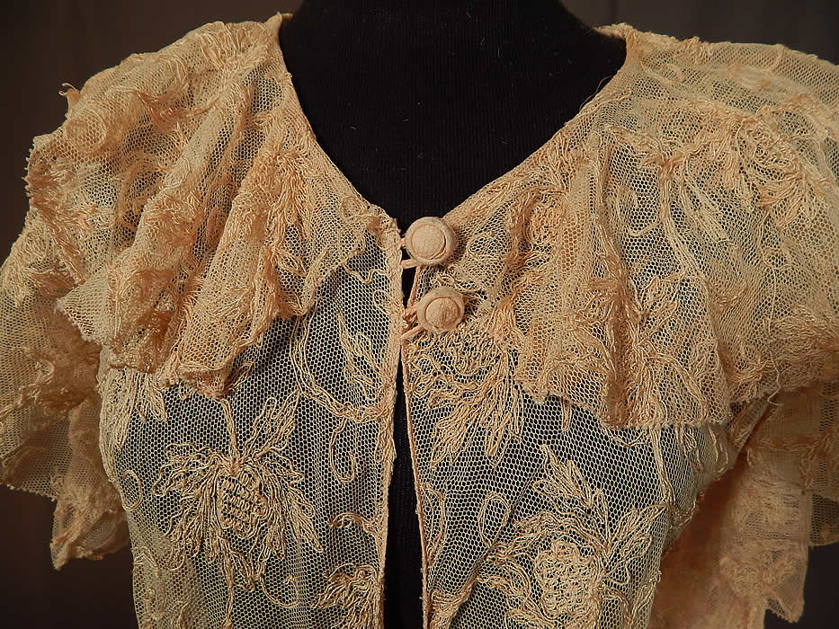 Vintage Blush Pink Tulle Net Tambour Embroidery Floral Lace Dressing Gown Robe
It is in good condition, with only a small faint age spot stain on the bottom skirt hem. This is truly a wonderful piece of wearable lingerie lace art! 