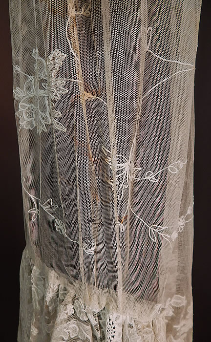 Vintage White Net Tambour Embroidery Lace Collar Rosette Trim Drop Waist Dress
It is in good as-is condition, has not been cleaned, with a some faint age spot staining discoloration along the shoulder, side and a few tiny holes scattered on one side (see close-up). 