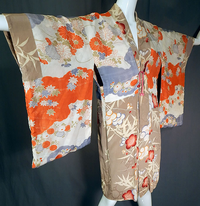 Vintage Japanese Silk Screen Plum Blossom Reversible Haori Kimono Robe Jacket
This unique Japanese haori kimono robe style short jacket is reversible, has a red woven rope tie strap for closure on the front and kimono sleeves. 
