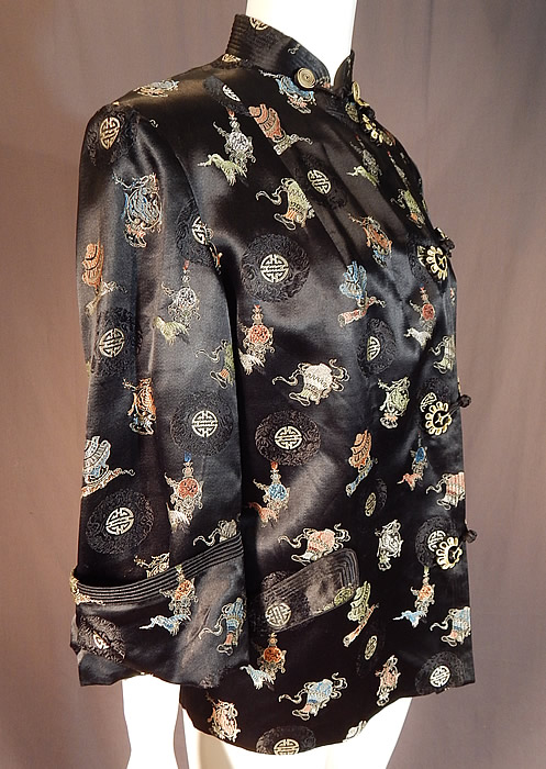 Vintage Hong Kong Chinese Character Ji Lucky Black Silk Damask Coat Jacket
The coat measures 25 inches long, with a 42 inch bust, 40 inch waist, 13 inch long sleeves and a 17 inch back.