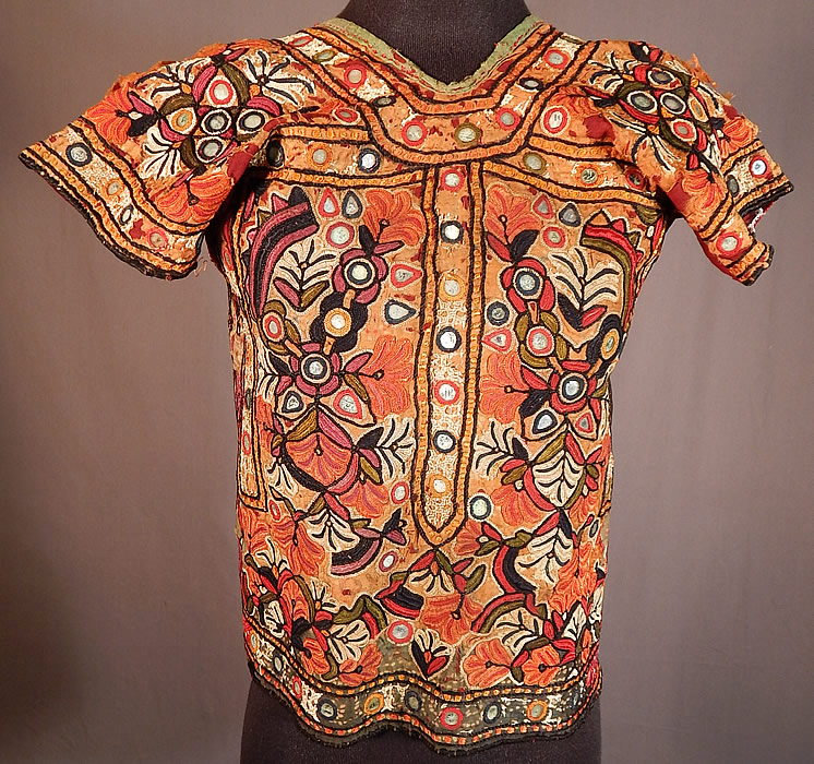 Vintage Indian Gujarat Kutch Work Embroidery Mirrorwork Choli Boho Blouse Top
This vintage antique Indian Gujarat kutch work embroidery mirrorwork choli boho blouse top dates from the mid 19th century. 