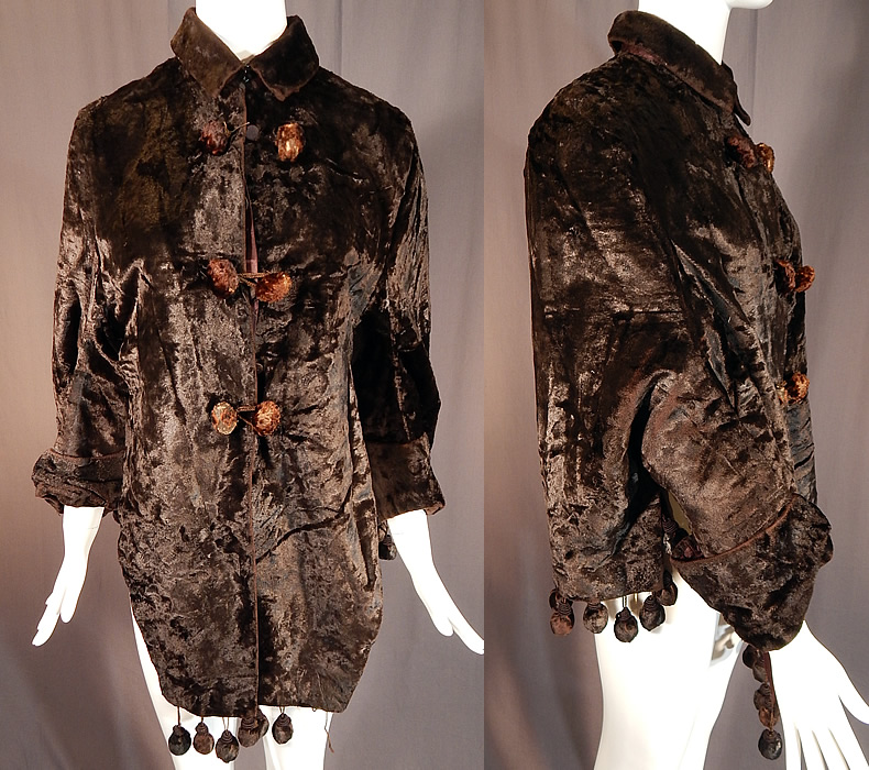 Victorian Womens Plush Velvet Beaver Fur Winter Dolman Mantle Cape Coat
This antique Victorian era womens plush velvet beaver fur winter dolman mantle cape coat dates from 1890. It is made of a dark brown plush velvet fabric, with soft sheared beaver fur trim button toggle loop closures down the front.