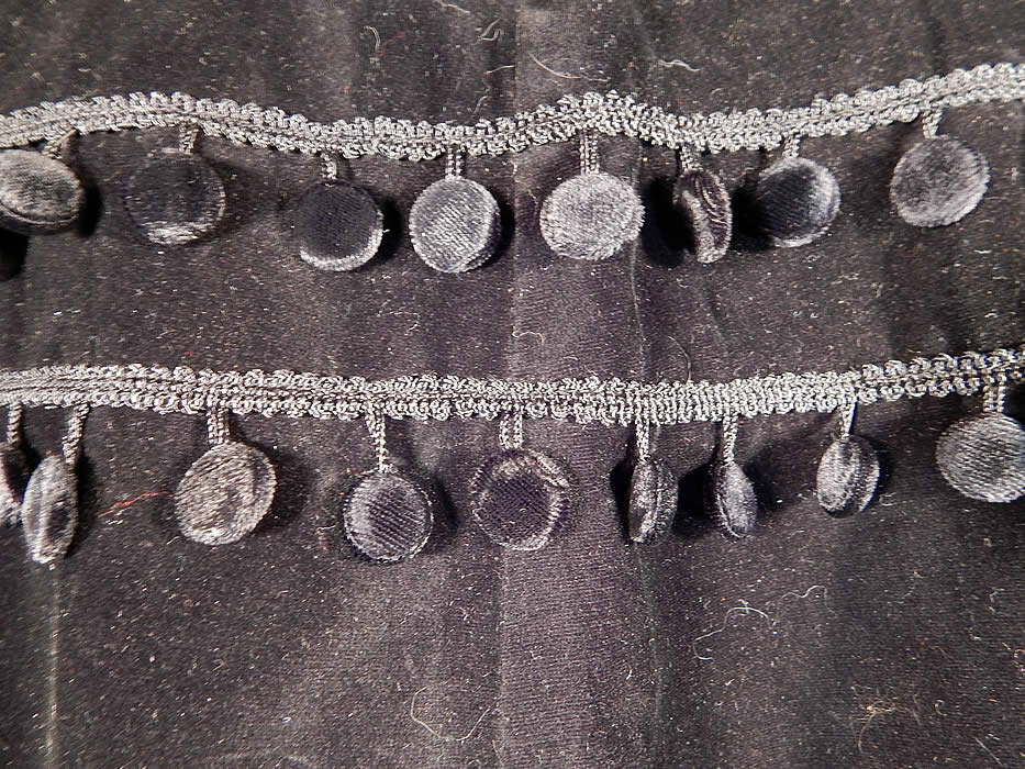 Vintage Taffy's of California Black Velvet Fringe Trim Evening Wrap Stole Shawl
It is in good condition, but has not been cleaned. This is truly a wonderful piece of quality made evening wear wearable art! 