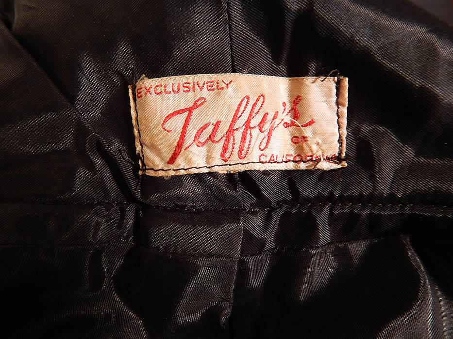 Vintage Taffy's of California Black Velvet Fringe Trim Evening Wrap Stole Shawl
There is an "Exclusively Taffy's of California" label sewn inside