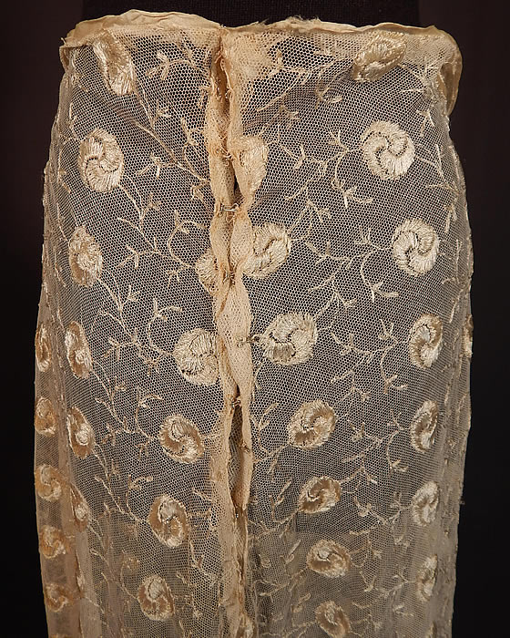 Vintage Yin & Yang Spiral Floral Vine Leaf Cream Tambour Embroidery Net Lace Skirt
The skirt measures 30 inches long, with a 34 inch waist and 40 inch hips. It is in good as-is condition, only needing a new waistband. This is truly a wonderful piece of wearable lace art! 