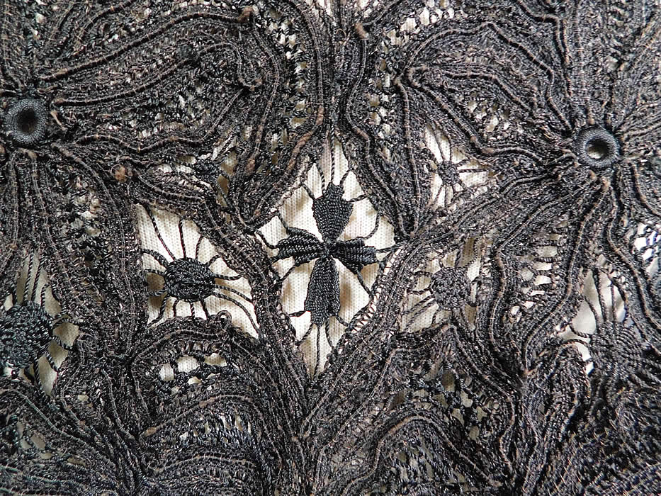 Victorian Antique Black Battenburg Lace Short Sleeveless Vest Crop Bolero Jacket
It is in excellent condition. This is truly a wonderful piece of wearable antique lace art!