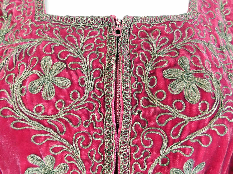 Vintage Bonwit Teller NY Burgundy Red Velvet Gold Soutache Trim Gown Dress
This gorgeous gown evening maxi dress is a long floor length with a back train skirt, squared neckline, slight shoulder padding, gathered shoulders, long full sleeves, a belted velvet tie sash, front zipper closure and is unlined.