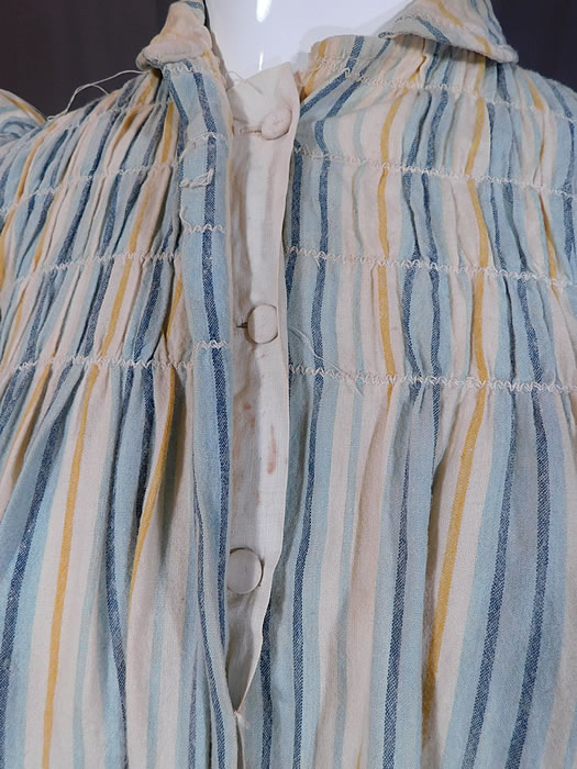 Victorian Striped Print Flannel Wool Watteau Wrapper Workwear Morning Dress
This is truly a wonderful piece of antique Victoriana textile art! 