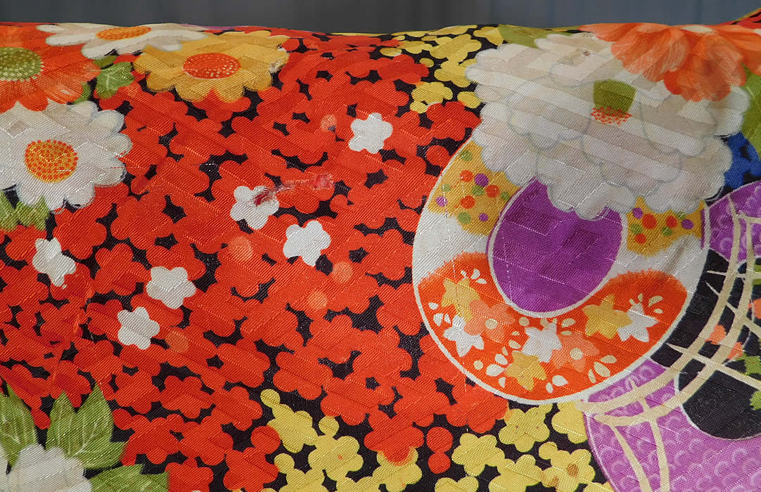 Vintage Japanese Colorful Floral Fan Silk Screen Haori Kimono Robe Jacket
This is truly a wonderful piece of wearable Japanese textile art! 