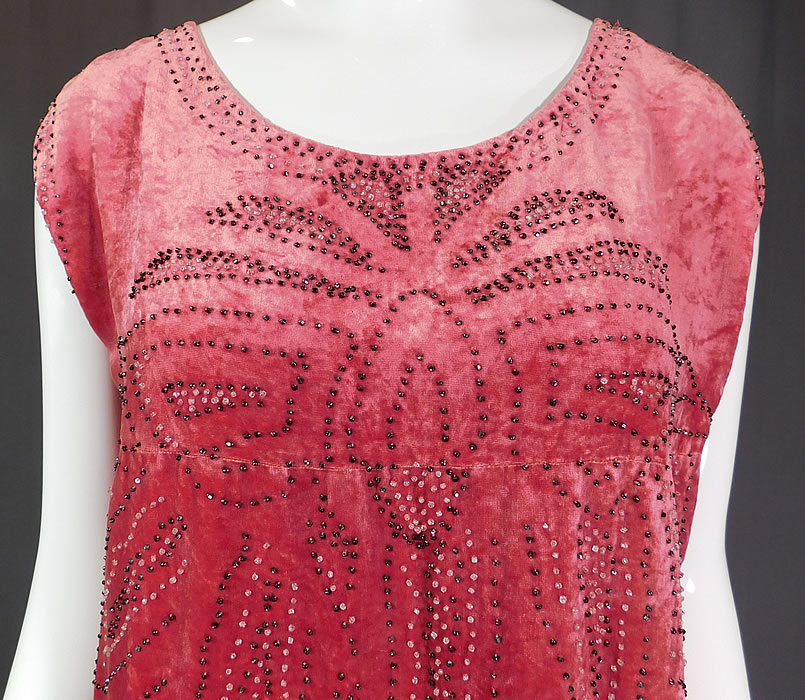 Vintage Art Deco Pink Velvet Black Beaded Flapper Sleeveless Shift Dress
This fabulous flapper dress has a loose fitting short sleeveless shift, high empire waist style and is unlined. 