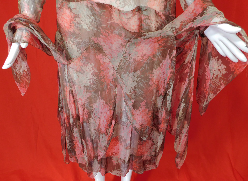 Vintage Pink Lilac Flower Print Silk Chiffon Lace Asymmetrical Drop Waist Dress
It is in excellent condition. This is truly a wonderful piece of wearable art!
