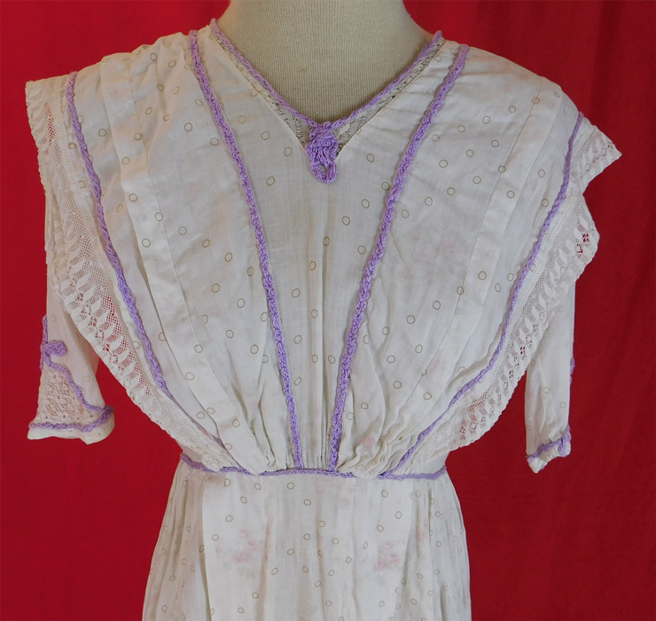 Edwardian White Cotton Batiste Brown Polka Dot Pink Roses Print Lavender Trim Dress
This vintage Edwardian era white cotton batiste brown polka dot pink roses print lavender trim dress dates from 1910. It is made of a sheer white cotton batiste fabric with a brown polka circles and pale pink pastel roses print design. 