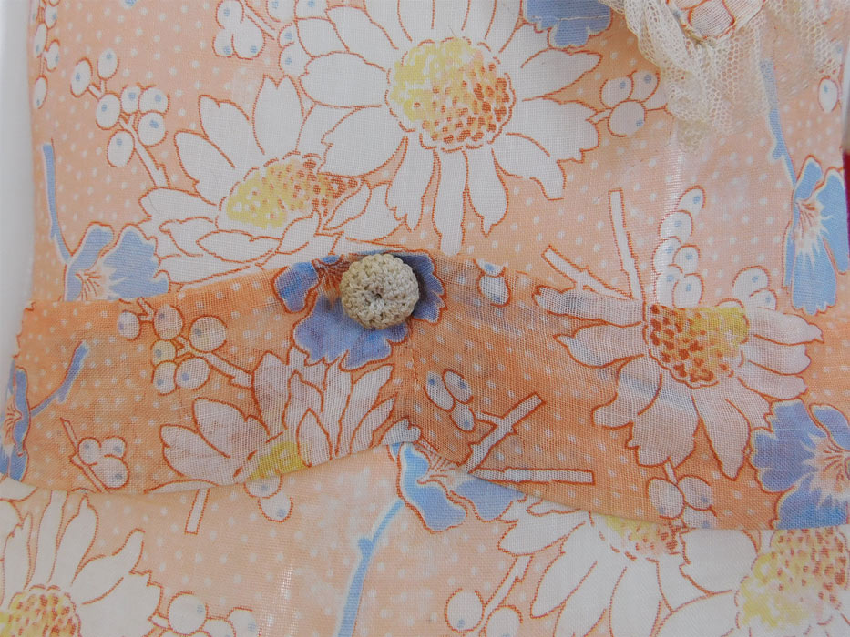 Vintage Daisy Flower Flour Feed Sack Cotton Print Frock Belted House Dress
This vintage daisy flower flour feed sack cotton print frock belted house dress dates from the 1930s. It is made of a peachy pink color, which polka dot cotton muslin four feed sack print fabric with pastel blue, yellow daisy, poppy flowers.