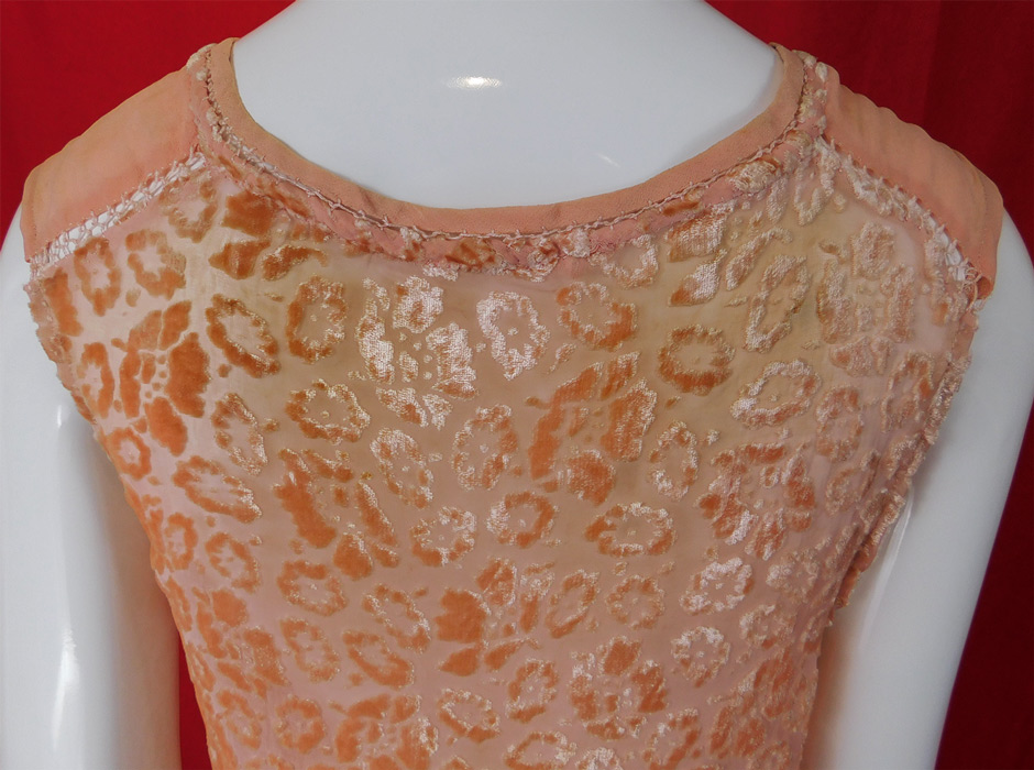 Vintage Art Deco Pink Silk Burnout Voided Velvet Devore Drawn Cutwork Blouse
This is truly a wonderful piece of Art Deco wearable art! 