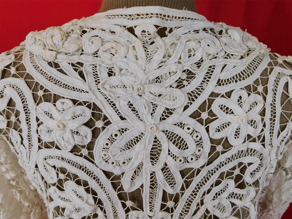 Victorian White Battenburg Tape Lace Short Crop Bodice Blouse Bolero Jacket
It is in good condition, with only a few small breaks in the lace and a tiny faint stain on the collar front tip.
