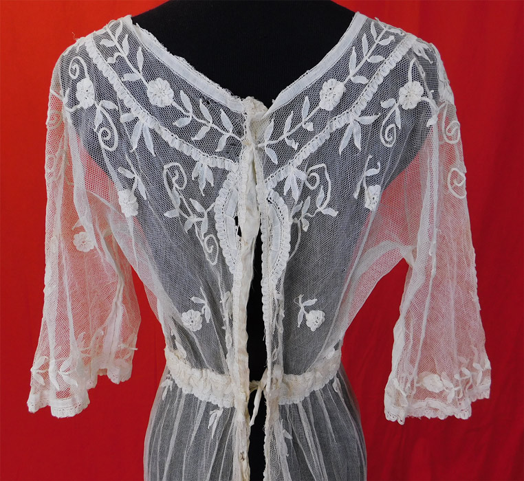 Edwardian Princess Brussels Bobbin Tape Lace Applique White Net Dress
The dress measures 53 inches long, with a 34 inch bust, 24 inch waist and 36 inch hips.