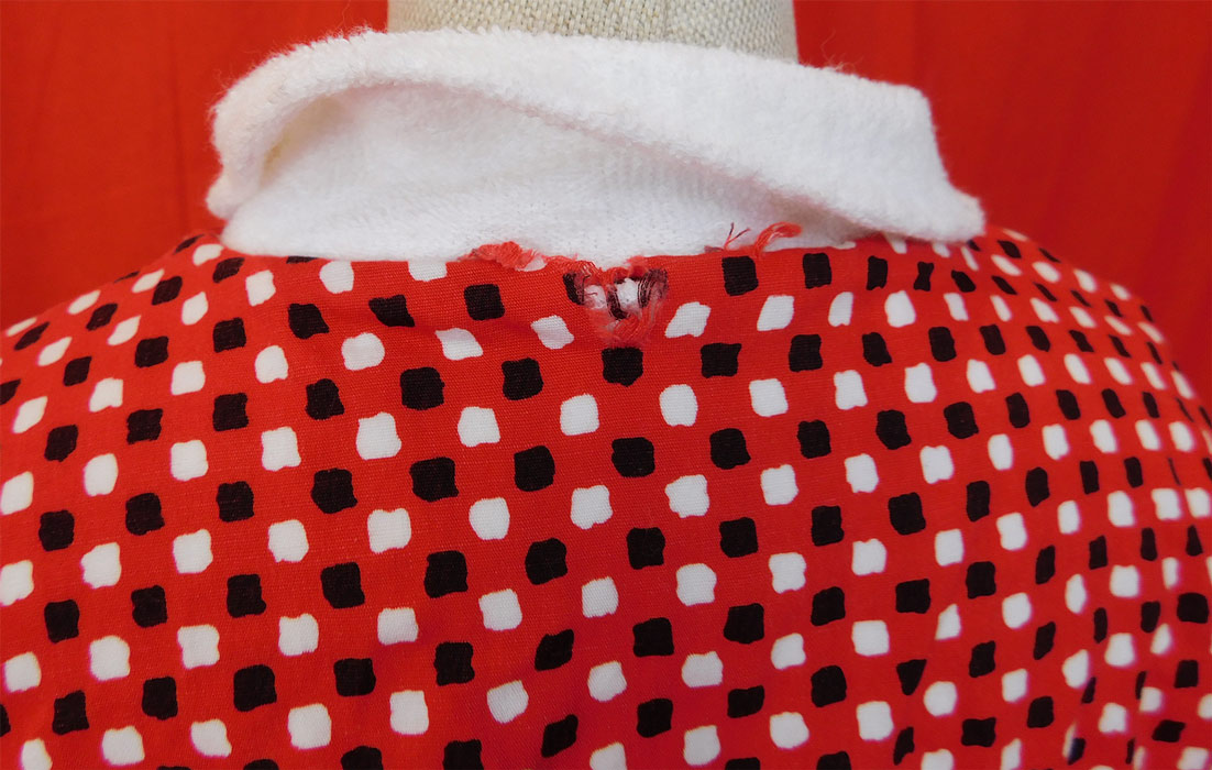 Vintage Scotties Cromwell Mills Childs Cotton Polka Dot Terrycloth Robe Jacket
It is in good condition, with only a small frayed hole under the back collar (see close-up). 