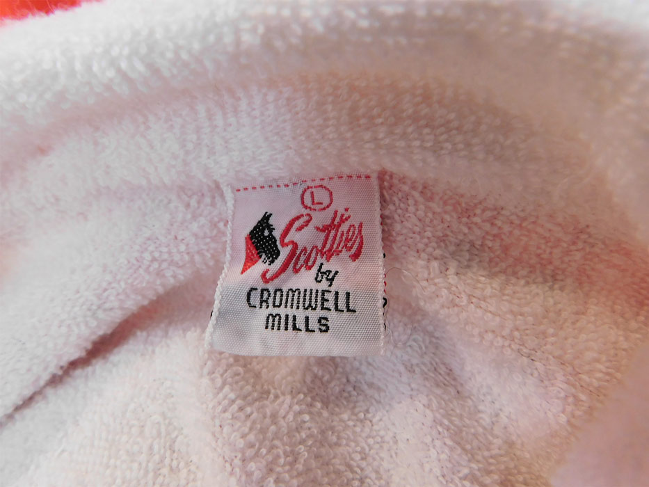 Vintage Scotties Cromwell Mills Childs Cotton Polka Dot Terrycloth Robe Jacket
This boys retro robe style cabana beach cover up swim jacket has mother of pearl button closures down the front with a button collar which can be worn up or folded down, long sleeves, front slit pockets and is fully lined in a white terrycloth fabric with a "Scotties by Cromwell Mills" label size Large tag sewn inside. 