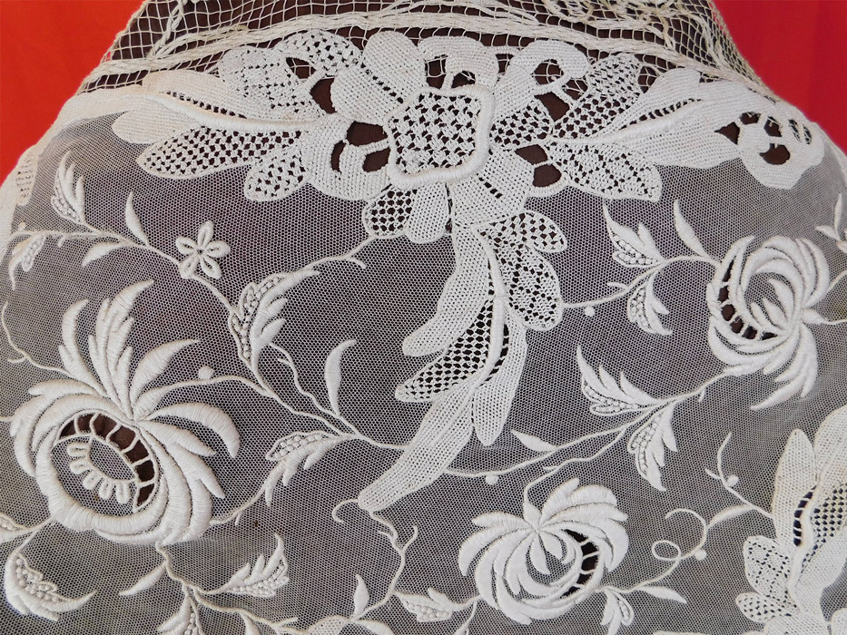 Vintage French Knot Embroidery Point de Venise Buratto Needle Lace Shawl
This exquisite vintage French knot embroidery Point de Venise Buratto needle lace shawl dates from the 1920s.