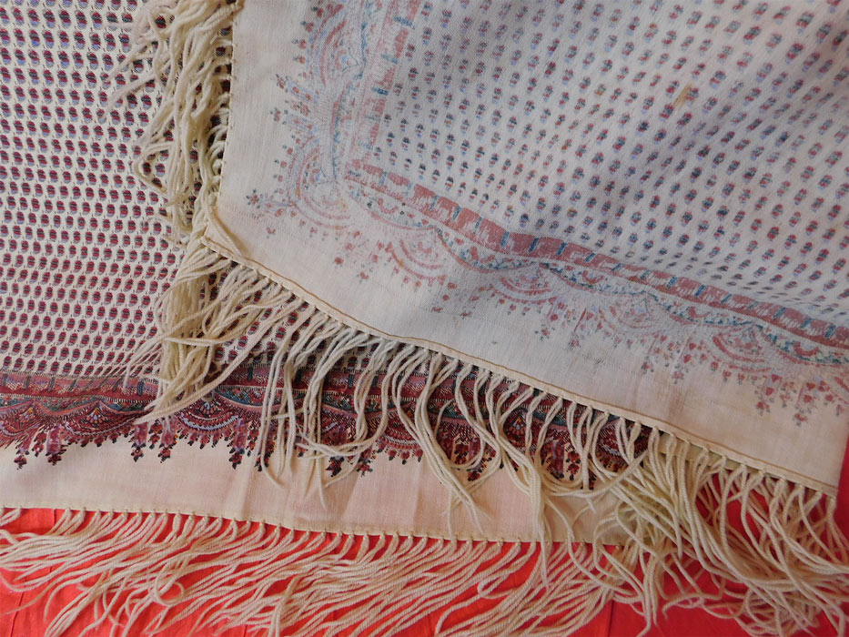 Victorian Antique Paisley Roller Print Wool Challis Fringed Norwich Shawl Scarf
This stunning shawl square measures 65 by 65 inches, with 4 inch long fringe. 