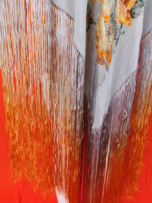 Vintage Art Deco Blue Silk Silver Lame Yellow Roses Ombre Fringe Flapper Piano Shawl
This fabulous flapper piano shawl has a 22 inch long blue, yellow ombre hand knotted silk fringe trim surrounding it and is reversible.