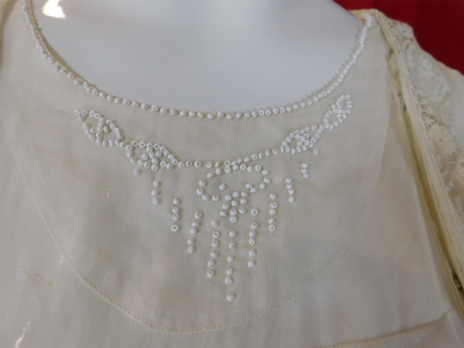 Edwardian Teens Titanic Era White Cotton Batiste Beaded Lace Trim Tea Dress
This antique Edwardian Teens Titanic era white cotton batiste beaded lace trim tea dress dates from 1912. 
