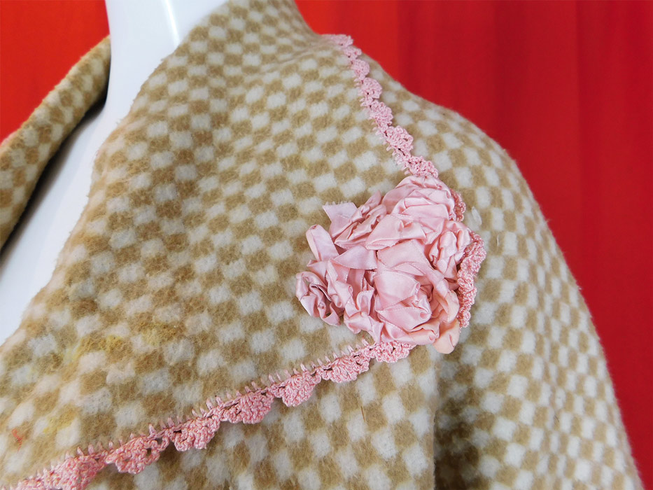 Victorian Beige & White Checked Flannel Morning Robe Bed Jacket Cape
This antique Victorian era beige and white checked flannel morning robe bed jacket cape dates from 1900.
