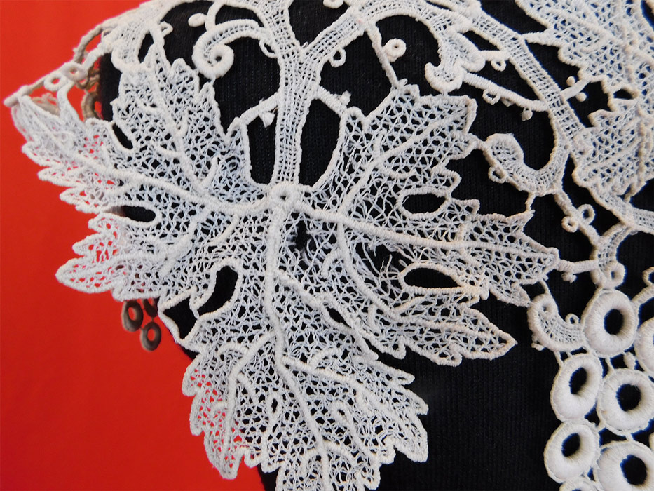 Victorian Antique Gros Point de Venise Grapes Vine Leaf Needlepoint Lace Collar Trim
It is in good condition, with only a tiny age spot stain on the front grape and a few tiny frayed breaks in the lace leaf on the back (see close-ups).