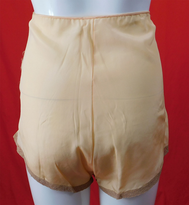 Vintage Zipanty Pink Silk Ecru Lace Trim Tap Pants Panties Lingerie
The panties measure 14 inches long, with a 24 inch waist and 32 inch hips. It is in excellent condition and appear to be unworn. This is truly a wonderful piece of lingerie wearable art! 
