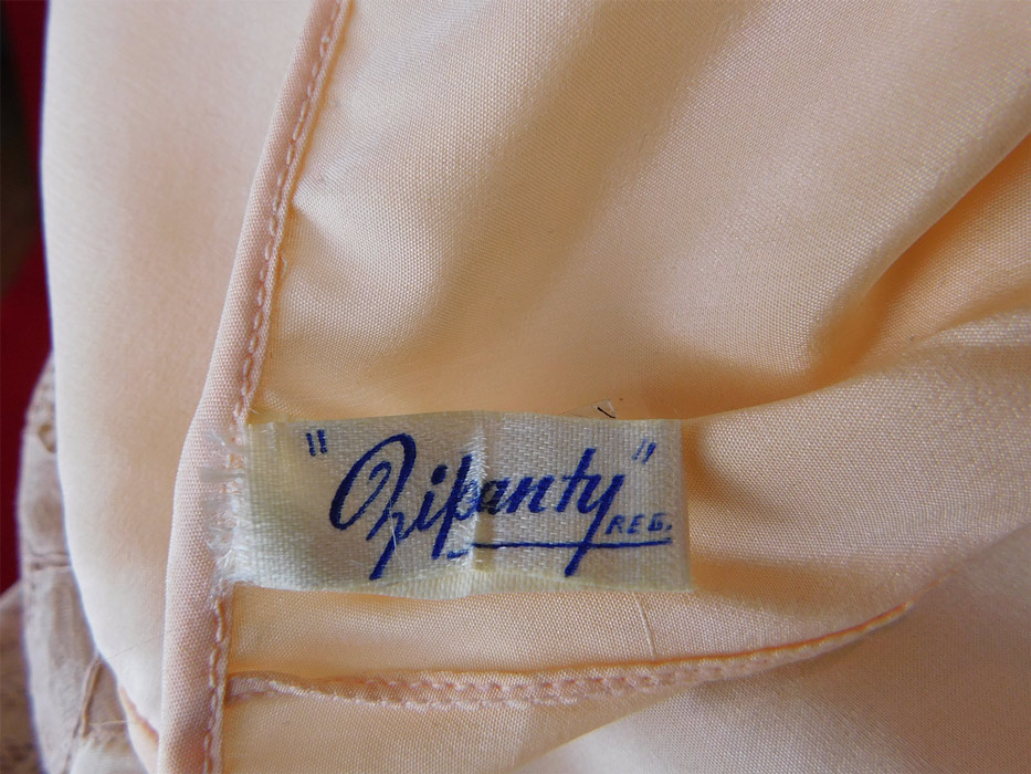 Vintage Zipanty Pink Silk Ecru Lace Trim Tap Pants Panties Lingerie
There is a "Zipanty" registered trademark label sewn inside.