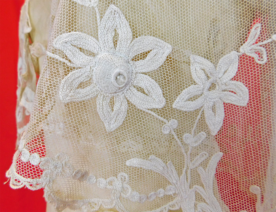 Vintage Cream Tambour Embroidery Net Lace Dress Slip Vest Jacket Top
There is a matching short cropped top sleeveless vest jacket with snaps attaching to the dress, which can be removed, an open front with no closure and is sheer, unlined. 