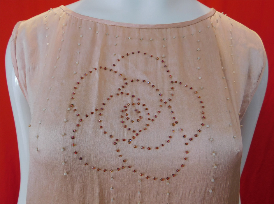 Vintage Art Deco Pink Pastel Silk Beaded Flowers Drop Waist Flapper Dress
It is made of a pale pink pastel color silk fabric, with aurora borealis pink and white beading done in a flower pattern design. 