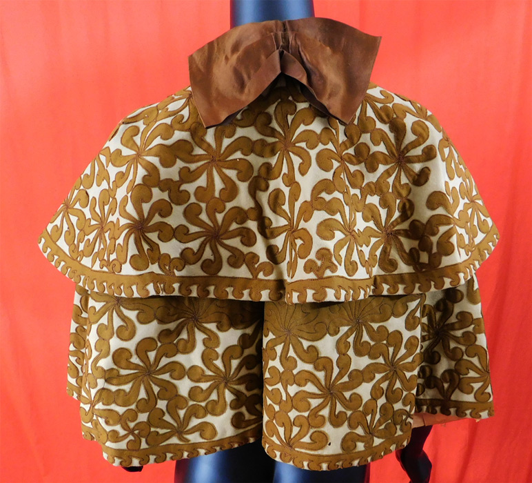 Victorian Brown Beige Wool Pinwheel Applique Silk Bow Trim Winter Cloak Cape
It is made of a beige fine wool fabric, with brown wool applique cutout pinwheel design details.
