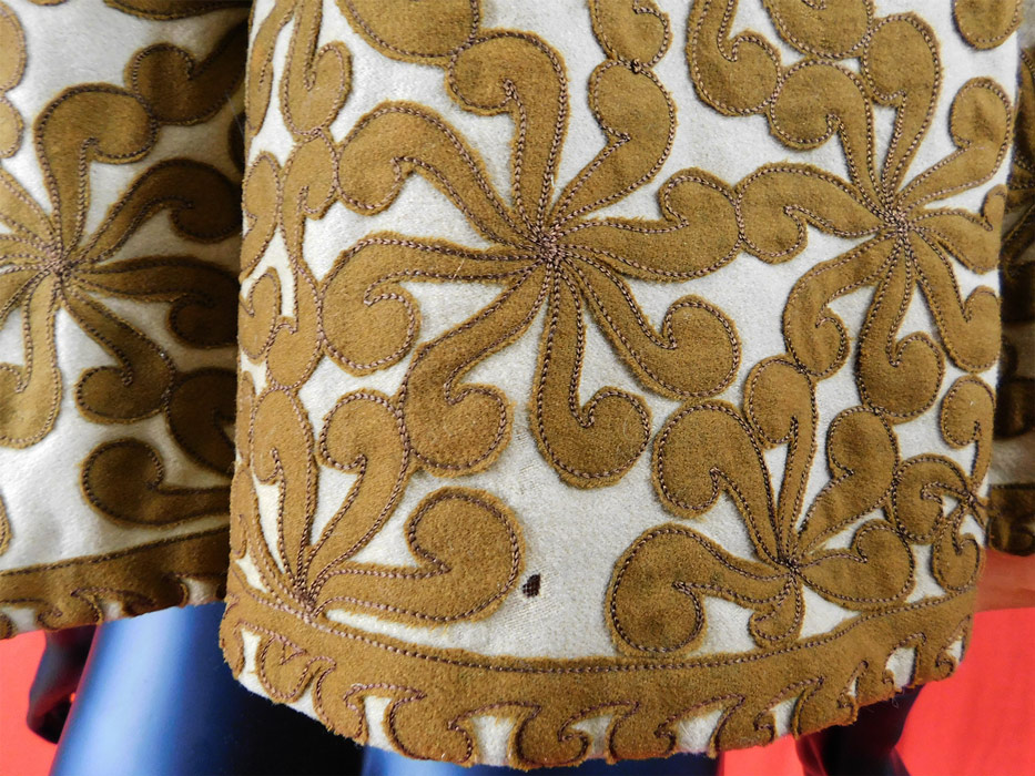 Victorian Brown Beige Wool Pinwheel Applique Silk Bow Trim Winter Cloak Cape
It is in good condition, with only a couple of tiny moth nip holes and the inside silk lining has frayed splits shattering along the bottom (see close-ups). This is truly a rare and wonderful piece of antique Victoriana wearable art.