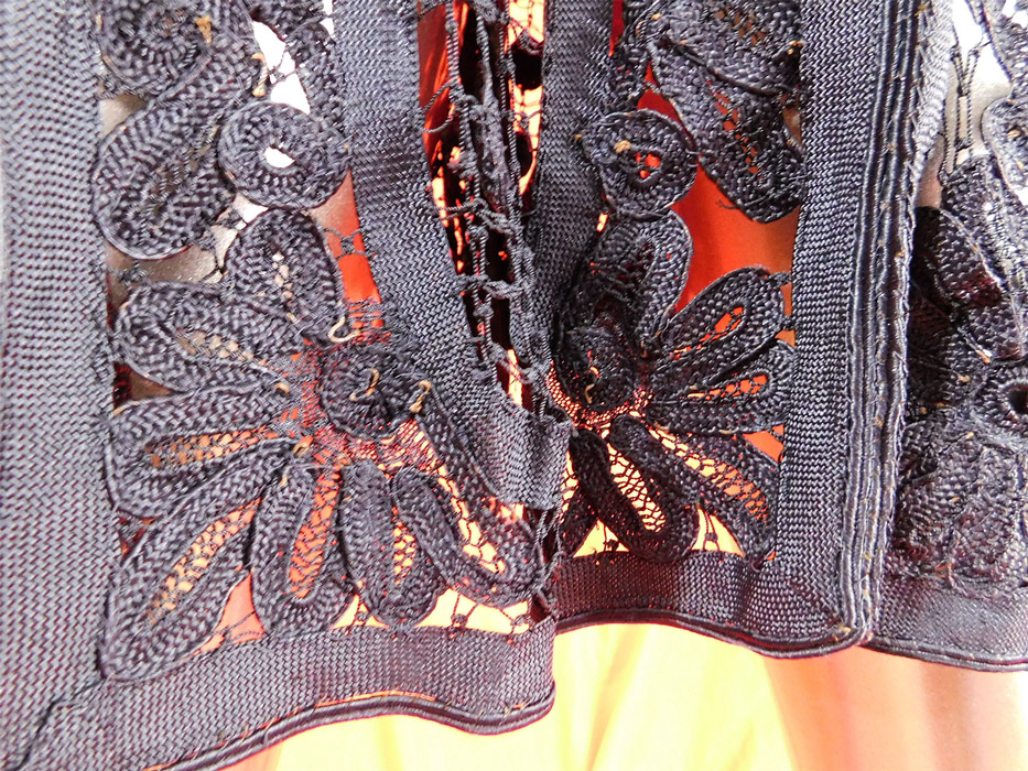 Victorian Black Silk Battenburg Braided Woven Tape Lace Latticework Long Coat
It is in good as-is condition, with several small breaks on the connecting brides, bars and some fraying, mended repairs under the arms. This is truly a wonderful piece of antique Victoriana wearable art!