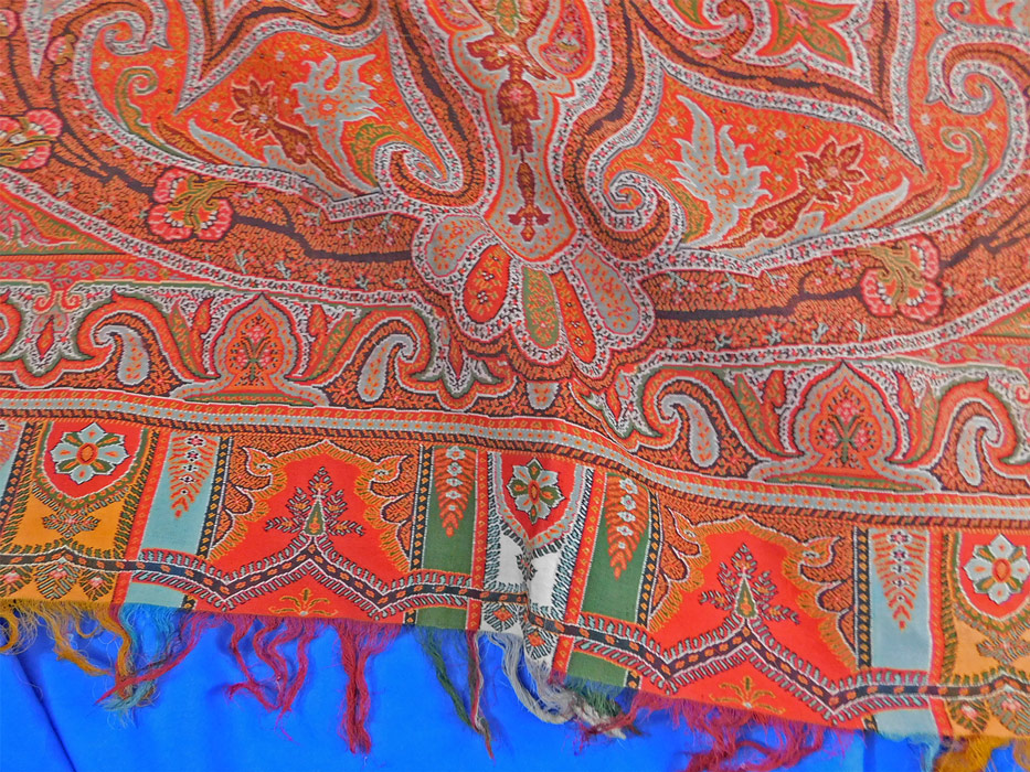 Victorian Antique Large Banquet Size Jacquard Loom Wool Black Center Paisley
This outstanding oversized large banquet size shawl tablecover measures 138 inches long and 60 inches wide. 