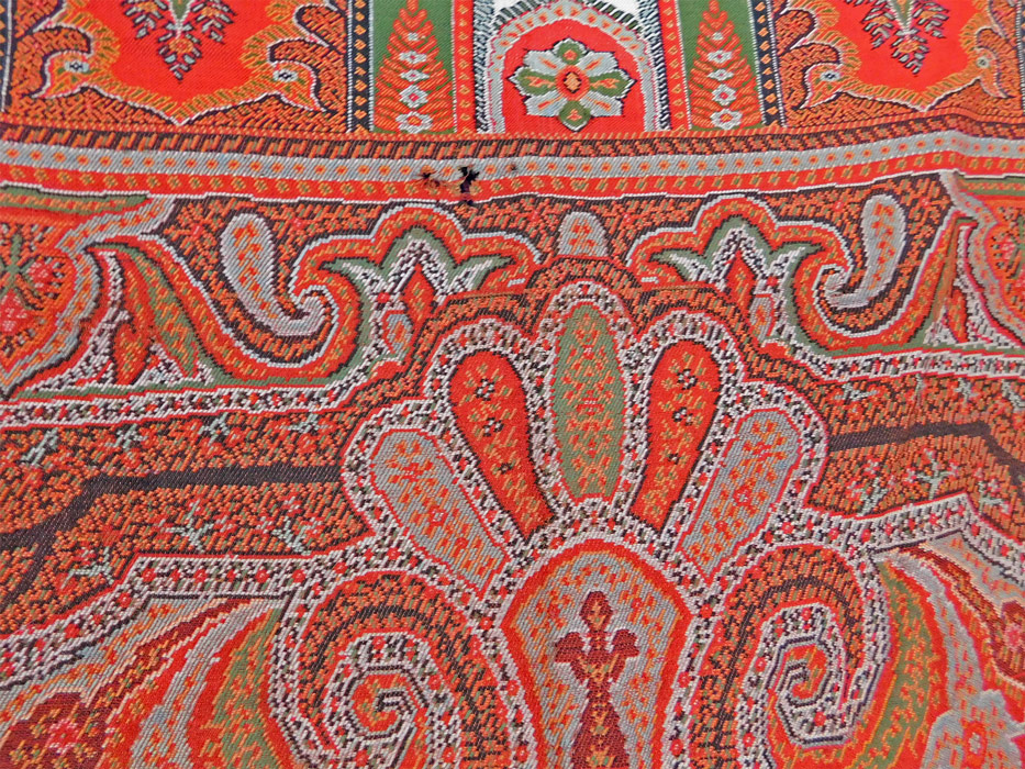 Victorian Antique Large Banquet Size Jacquard Loom Wool Black Center Paisley
It is in fair as-is condition, with several small frayed holes scattered in areas and fraying along the green selvage side edging (see close-ups). 