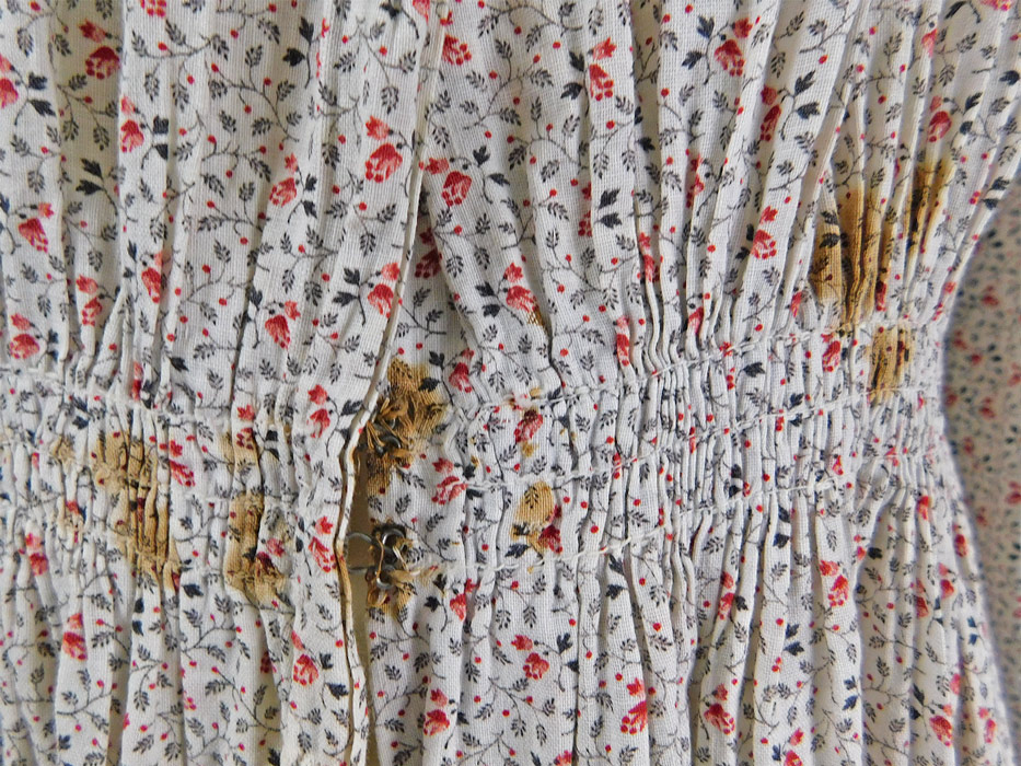 Victorian Black & White Red Roses Print Calico Wrapper Women's Workwear Dress
It is in good as-is condition, has not been cleaned with a several small rust spot stains on the waist and skirt (see close-ups). This is truly a wonderful piece of antique Victoriana workwear calico print wearable art.