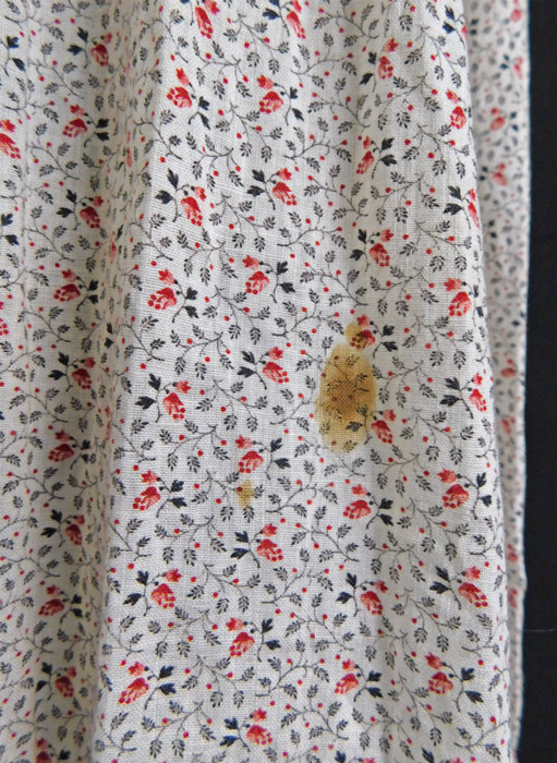 Victorian Black & White Red Roses Print Calico Wrapper Women's Workwear Dress
This antique Victorian era black and white red roses print calico wrapper women's workwear dress dates from 1900. It is in good as-is condition, has not been cleaned with a several small rust spot stains on the waist and skirt (see close-ups).
