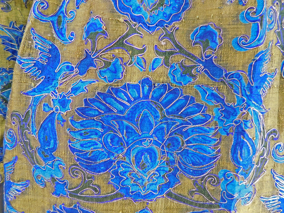 Vintage Chinese Kingfisher Blue Bird Feather Fabric Silk Shantung Mini Dress
The dress measures 33 inches long, with a 35 inch chest, 29 inch waist, 40 inch hips, 22 inch long sleeves, a 14 inch neck and 14 inch back. 