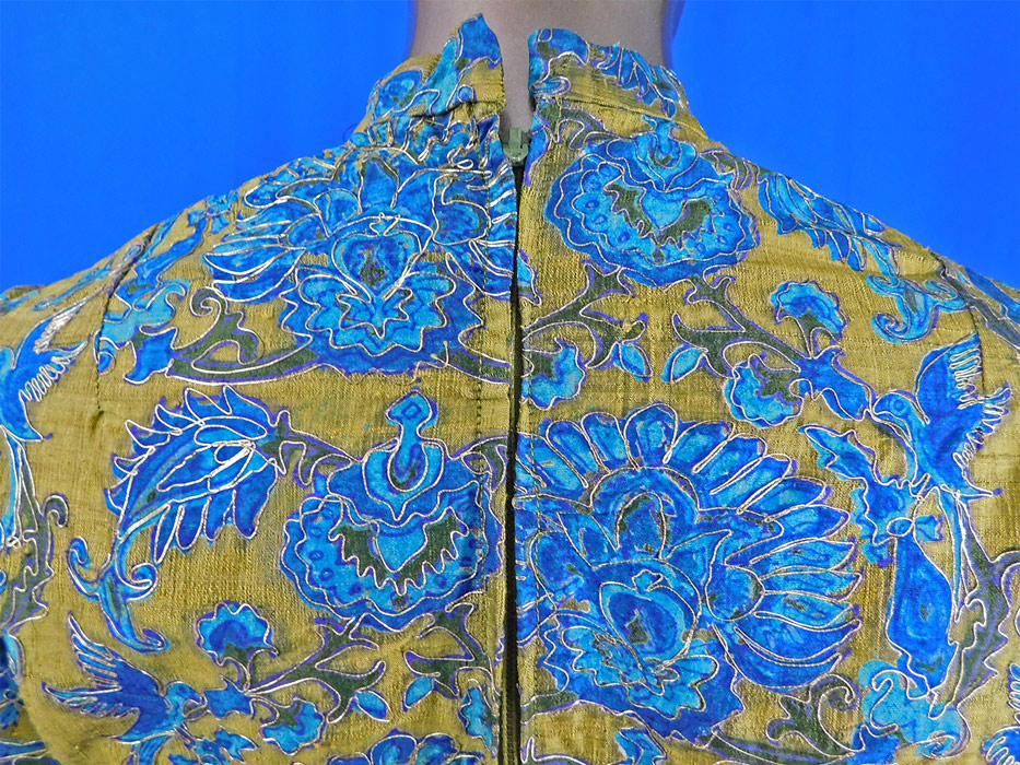 Vintage Chinese Kingfisher Blue Bird Feather Fabric Silk Shantung Mini Dress
It is in excellent condition. This is truly a luxurious high quality fabric custom made piece of wearable art!