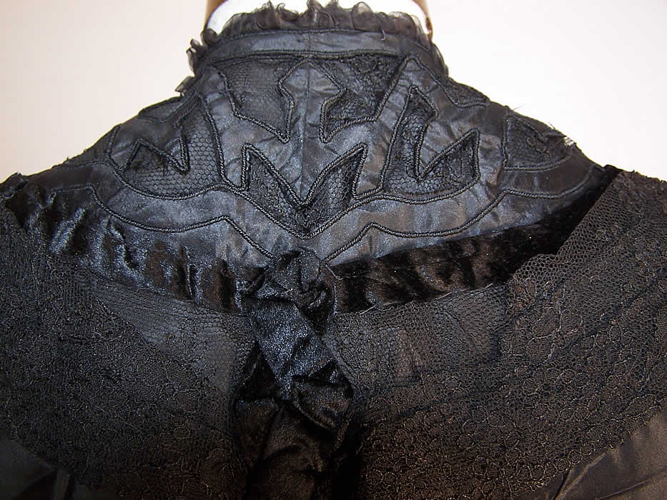 Au Louvre Paris Label Victorian Black Chantilly Lace Silk Applique Lappet Cape Stole close up.