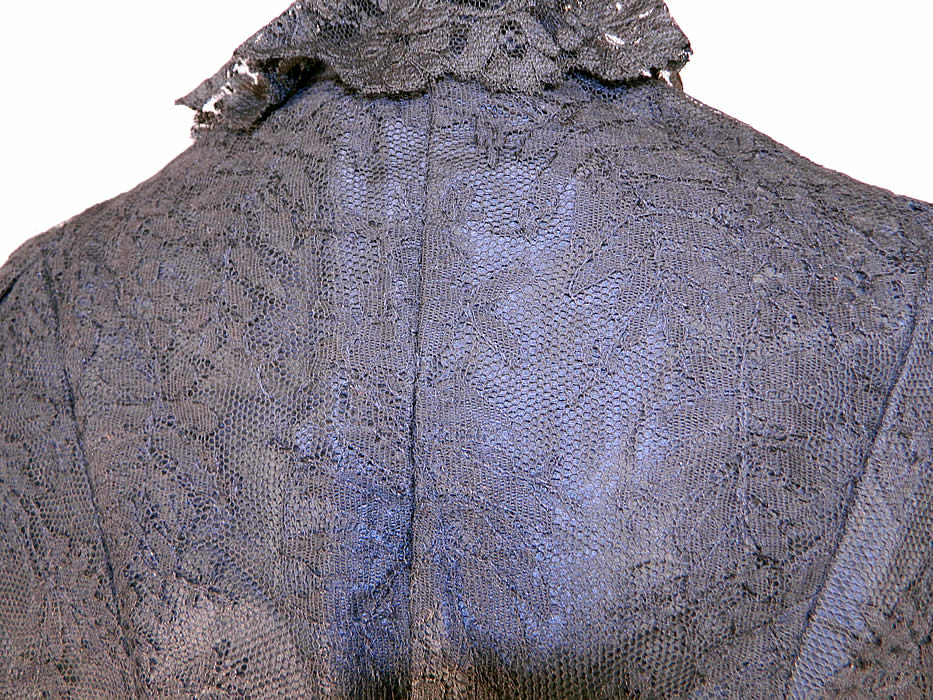 Victorian Black Chantilly Lace Mourning Mantle Cape Dolman Capelet. It is in good condition. This is truly a wonderful piece of wearable Victoriana antique lace art.