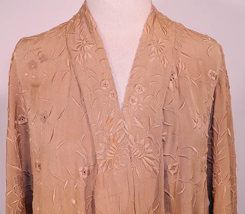 Vintage Art Deco Ecru Silk French Knot Embroidered Drawn Work Robe Coat. It is made of a ecru beige color silk crepe fabric, with ecru raised padded satin stitch hand embroidery work, French knots and drawn cut work done in a floral vine leaf design throughout.