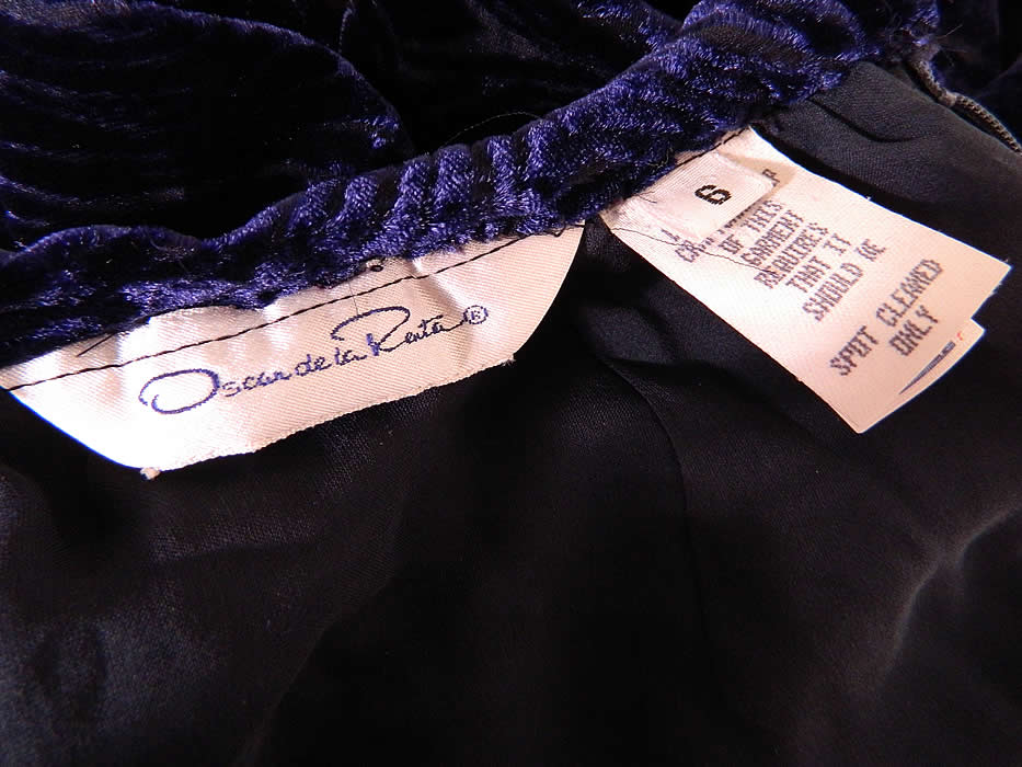 Vintage Oscar de la Renta Painted Voided Velvet Chinese Cheongsam Dress & Pants. It is fully lined, with an "Oscar de la Renta" designer label and size 6 tag sewn inside. 
