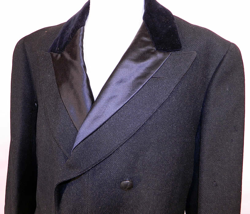 Vintage Washington Co Tailors NY Black Wool Double Breasted Formal Frock Coat. This gentlemen's dapper dandy formal frock coat is double breasted, a long mid knee length, with a layered black silk satin, velvet fabric wide lapel collar, long full sleeves, button trim vent slit on the back skirt tails and has a fitted tailored back. 